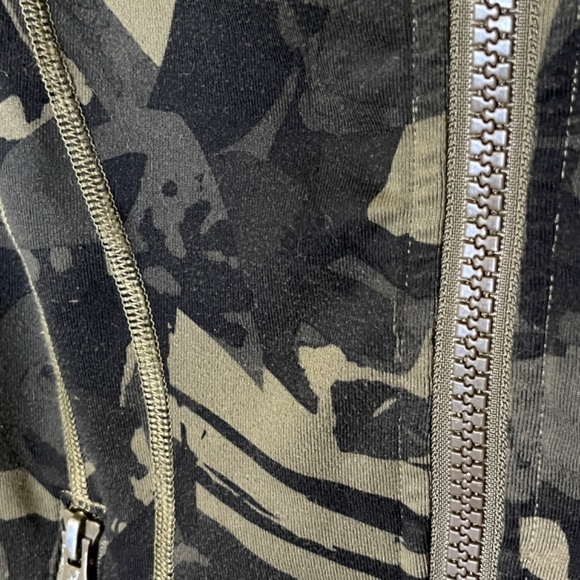 Lululemon Define Full Zip Camo Jacket - Women's Size 4 - Green - Picture 10 of 14